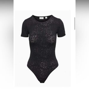 ARITZIA Babaton Shapelace Crew Bodysuit T Shirt Lace Bodysuit